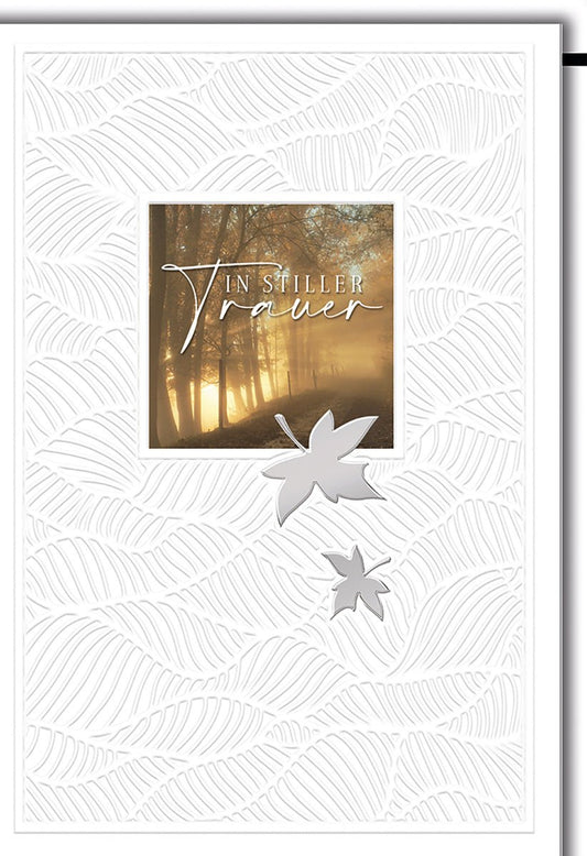 Trauerkarte Natur – Herbstwald mit Sonnenstrahlen und filigranem Blättermuster