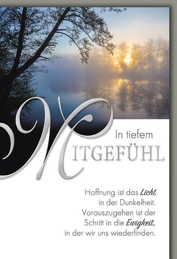 Trauerkarte Natur – Nebeliger Wald mit Sonnenaufgang und Hoffnungsspruch