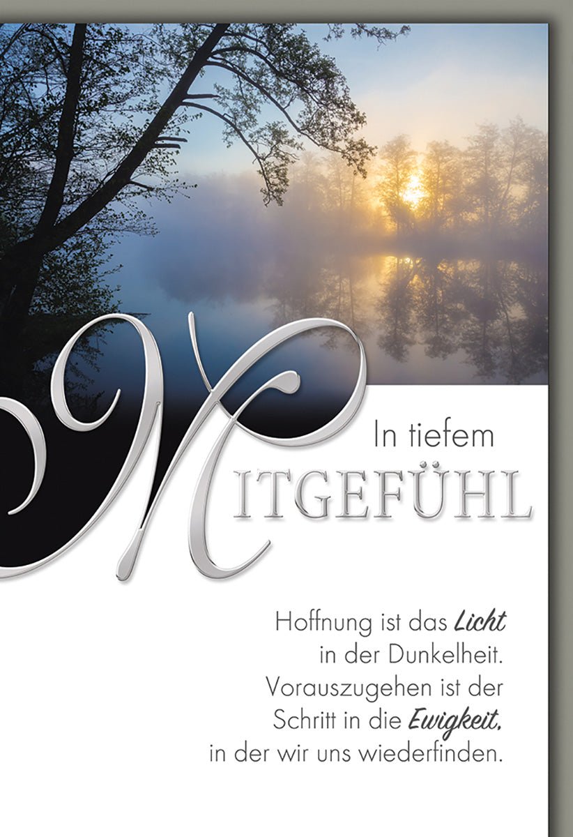 Trauerkarte Natur – Nebeliger Wald mit Sonnenaufgang und Hoffnungsspruch