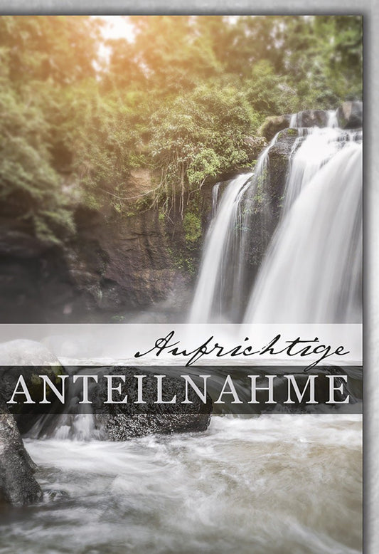Trauerkarte Natur – Wasserfall mit beruhigendem Waldmotiv und sanften Farben