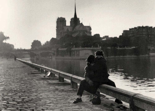 Trauerkarte: Paris Riverside Kiss – Elegante Schwarz - Weiß - Postkarte