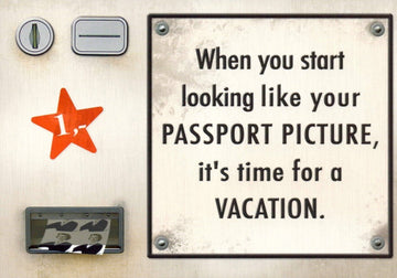 Urlaubspostkarte in Edelstahl - Optik mit englischen Sprüchen – Humorvolles Passport & Sterne Design für entspannte Grüße