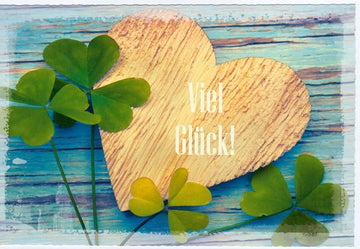 Viel Glück Karte mit Holzherz und Kleeblatt auf rustikalem Hintergrund doppelseitige Grußkarte für Glückwünsche und besondere Anlässe
