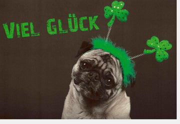 Viel - Glück - Karte "Mops mit Kleeblatt" - Humorvolle Hundekarte, Niedliche Cartoonillustration in Grün & Schwarz für Feierlichkeiten