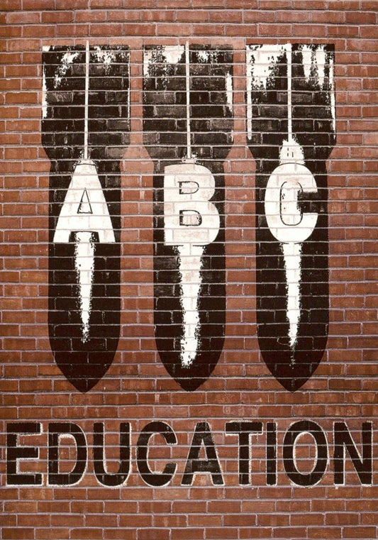 Vintage Kunstpostkarte - Retro Alphabet Design auf Ziegelwand, Perfekt für Lehrer & Schule, Kreative Wanddekoration mit charmantem Schreibfehler - Motiv