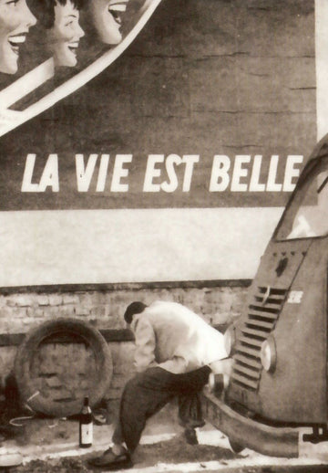 Vintage Postkarte - "La vie est belle" Schwarz - Weiß, Nostalgische Oldtimer Werbung, Französische Lebensfreude, Deko & Sammlerstück