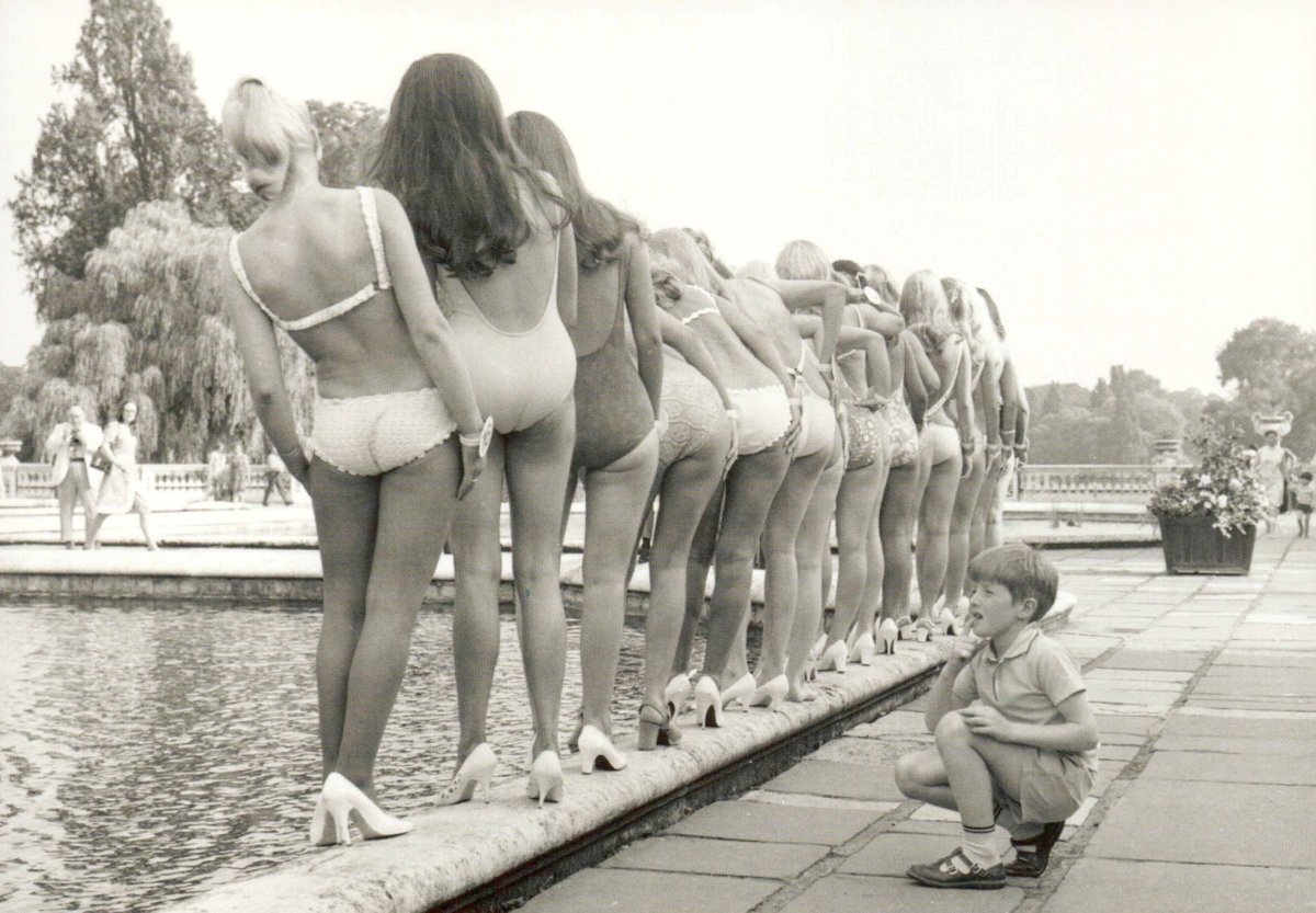 Vintage Postkarte Schwarz - Weiß Badeanzug - Nostalgische Fotografie junger Frauen, Retro Sammlerstück mit Humor, Perfektes Geschenk & Deko - Element