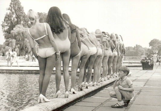 Vintage Postkarte Schwarz - Weiß Badeanzug - Nostalgische Fotografie junger Frauen, Retro Sammlerstück mit Humor, Perfektes Geschenk & Deko - Element