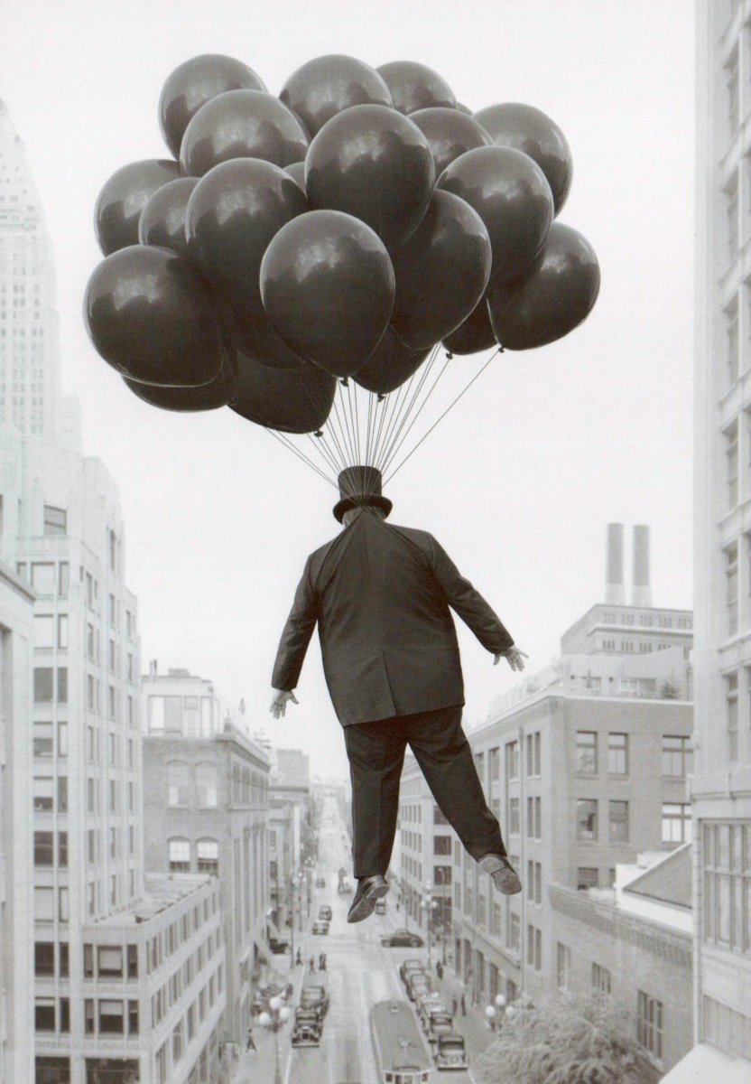 Vintage Postkarte Schwarz - Weiß – Schwebender Mann mit Luftballons – Kunst für Sammler & Liebhaber