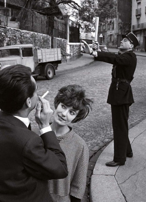 Vintage Postkarte Schwarzweiß – Paris 1960: Polizist, Verkehrsstopp & Liebespaar