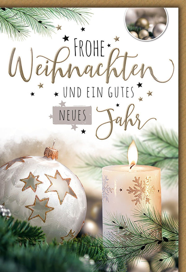 Weihnachts- und Neujahrskarte – Glaskugel mit Kerze und Tannenzweigen in festlichem Design