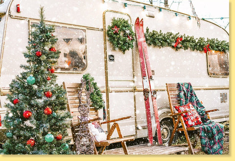 Weihnachtskarte: Caravan im Schnee mit Tannenbaum – Festliche Grußkarte für Winterreisen & Outdoor - Abenteuer, Traditioneller Adventsgruß