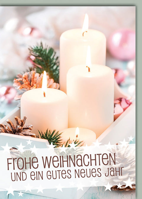 Weihnachtskarte Elegant – Weiße Kerzen mit Tannenzweigen und Zapfen in sanften Pastelltönen