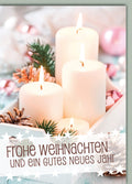 Weihnachtskarte Elegant – Weiße Kerzen mit Tannenzweigen und Zapfen in sanften Pastelltönen