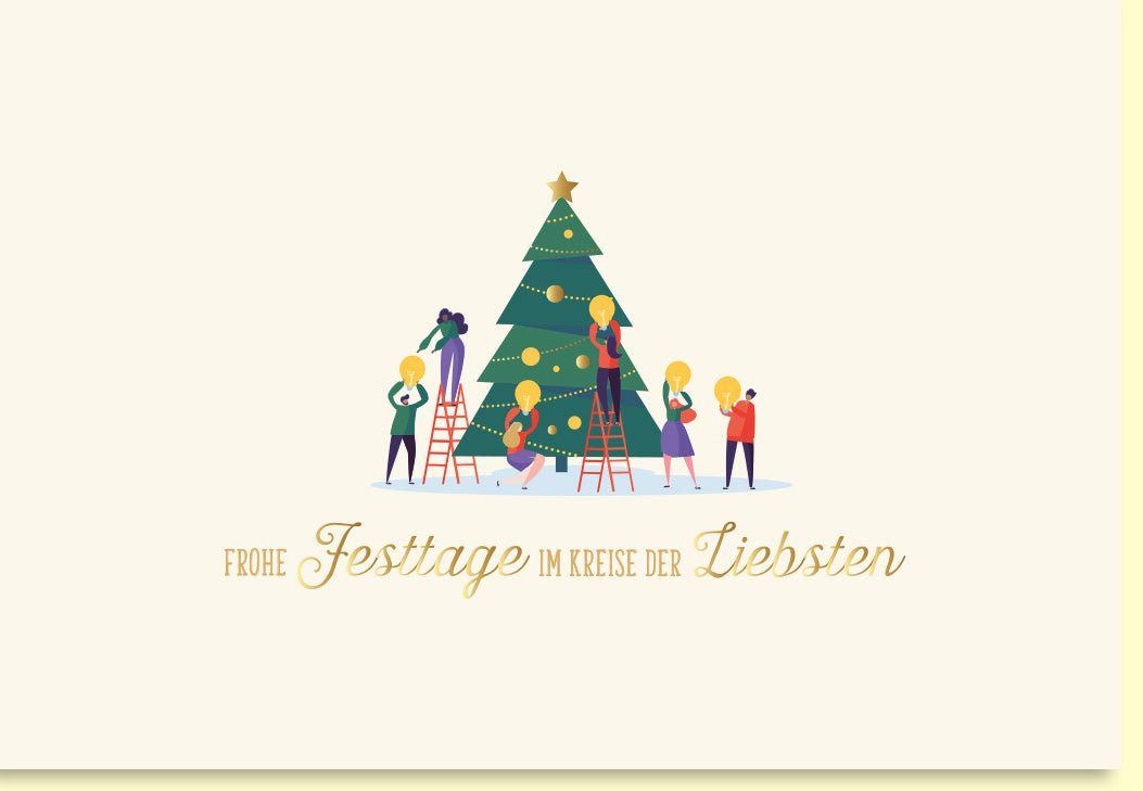 Weihnachtskarte fröhliche Familie beim Schmücken des festlichen Tannenbaums