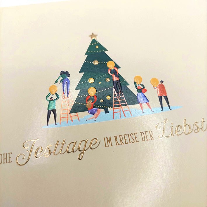 Weihnachtskarte fröhliche Familie beim Schmücken des festlichen Tannenbaums