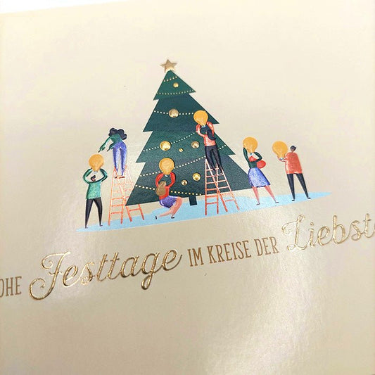 Weihnachtskarte fröhliche Familie beim Schmücken des festlichen Tannenbaums