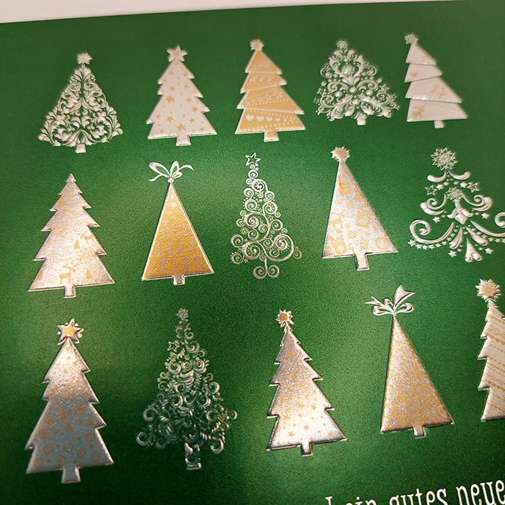Weihnachtskarte mit festlichen Tannenbäumen in goldener Eleganz