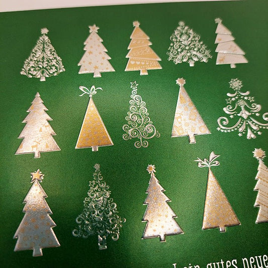 Weihnachtskarte mit festlichen Tannenbäumen in goldener Eleganz