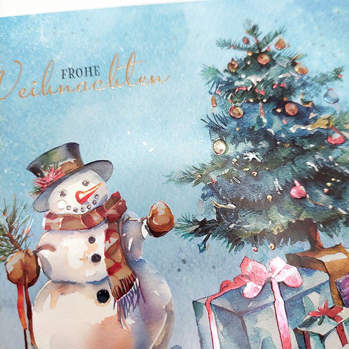 Weihnachtskarte mit fröhlichem Schneemann und festlich geschmücktem Tannenbaum