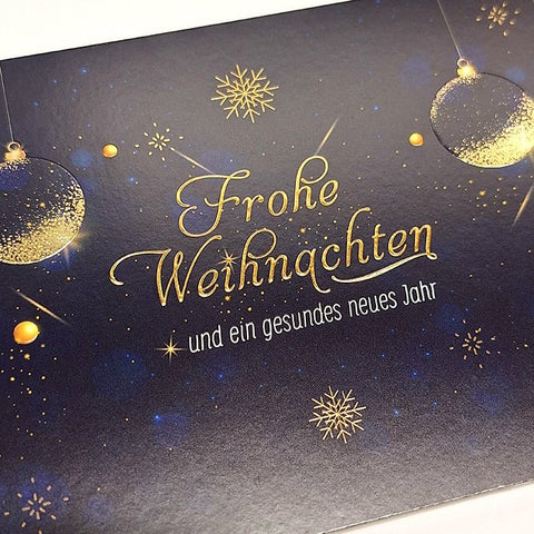 Weihnachtskarte mit funkelnden goldenen Kugeln und festlichem Sternenlicht