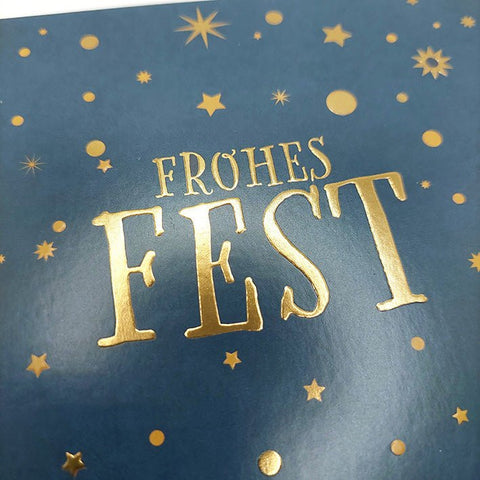 Weihnachtskarte mit funkelnden goldenen Sternen und festlichem Schriftzug