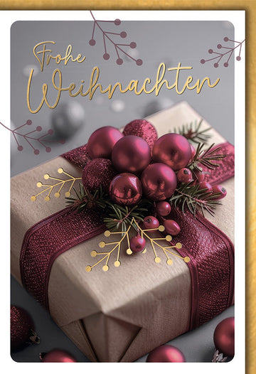 Weihnachtskarte Traditionell – Geschenkpaket mit roten Kugeln und Tannenzweigen