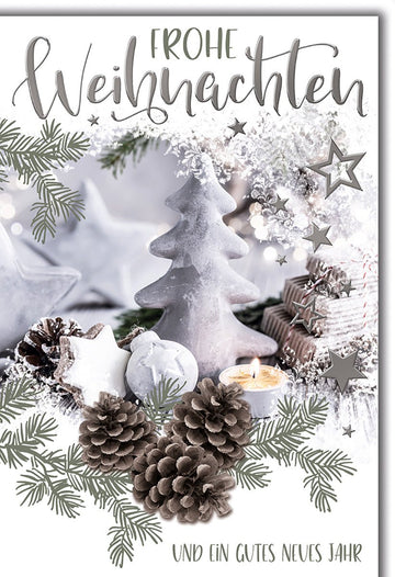 Weihnachtskarte Traditionell – Grauer Tannenbaum mit Zapfen und Kerzenarrangement