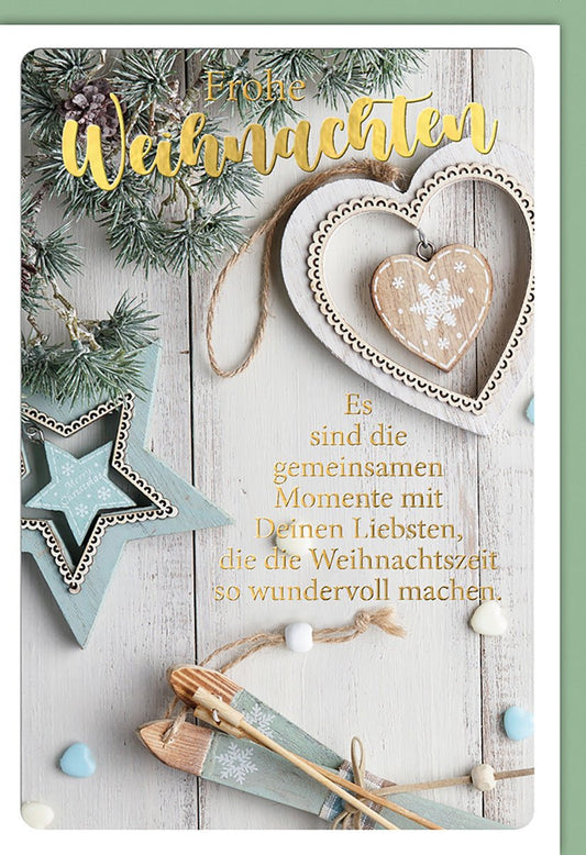 Weihnachtskarte Traditionell – Holzherz und Sterne mit Tannenzweigen in Pastelltönen