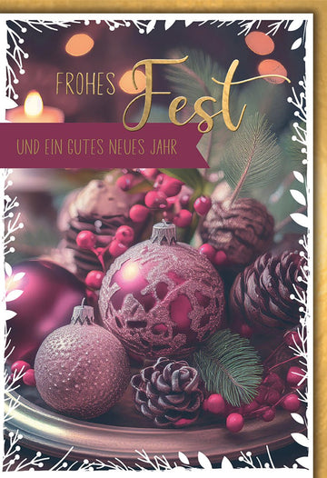 Weihnachtskarte Traditionell – Rote Kugeln mit Tannenzapfen und Kerzenlicht Vintage