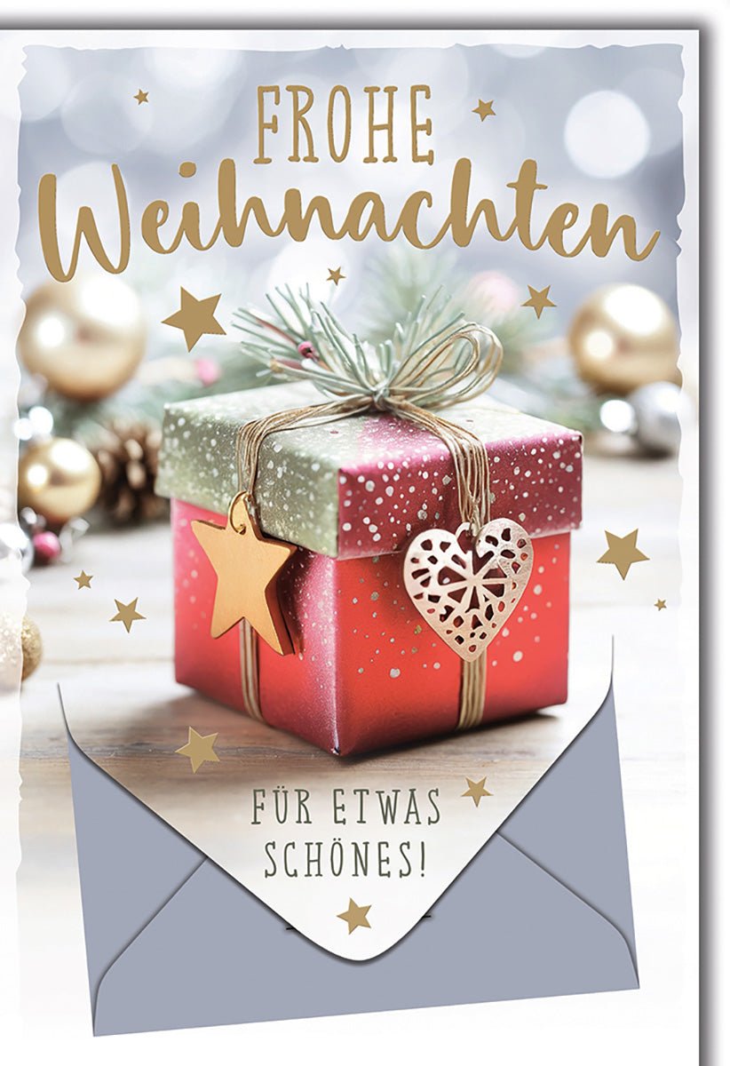 Weihnachtskarte Traditionell – Rotes Geschenk mit Herzanhänger und Sternendekor