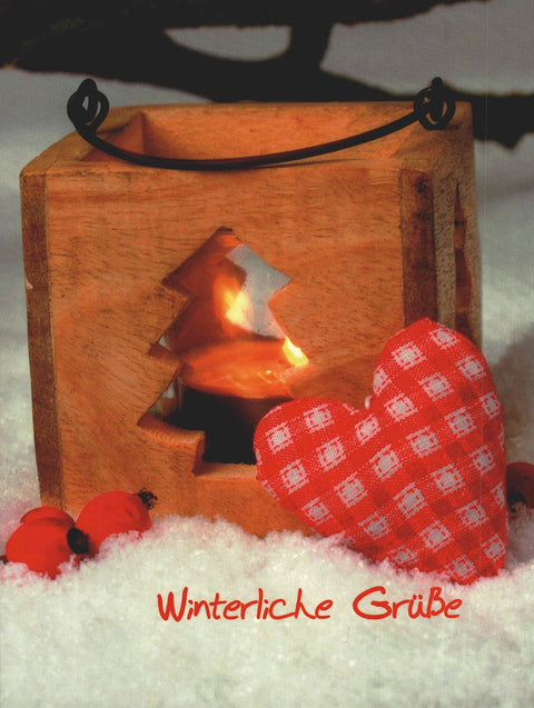 Weihnachtskarte Winterliche Grüße mit Holzlaterne, rotem Stoffherz und Schnee – stimmungsvolle Postkarte für festliche Weihnachtsgrüße