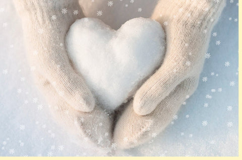 Weihnachtskarte "Winterzauber": Herzförmige Schneelandschaft, Romantische Grüße mit Handschuhmotiv, Frostige Stimmung in Weiß & Hellblau