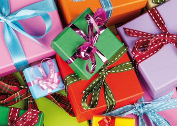 Weihnachtspostkarte Bunte Geschenke – Festliche Grüße in leuchtenden Farben für die schönste Zeit des Jahres
