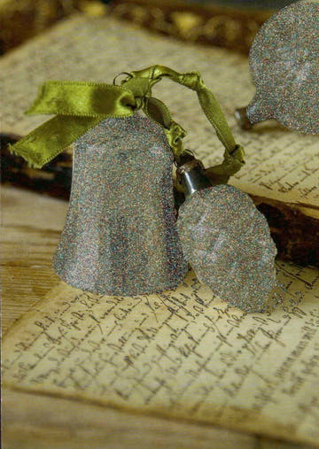 Weihnachtspostkarte: Glitzernde Glocken & Schleife auf Vintage - Holz – Festliche Dekoration mit nostalgischem Flair
