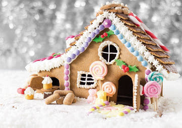 Weihnachtspostkarte: Lebkuchenhaus - Motiv – Festliche Grüße mit winterlicher Schnee - Dekoration