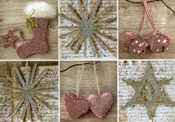 Weihnachtspostkarte mit funkelndem Glitzer, roter und silberner Deko, Sterne - Herzen - Stiefel Design auf Holz