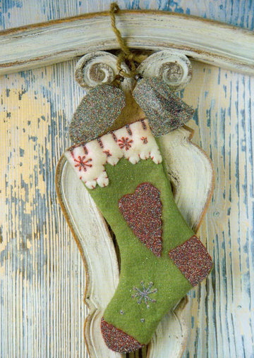 Weihnachtspostkarte mit grünen Socken und roten, silbernen Weihnachtssymbolen
