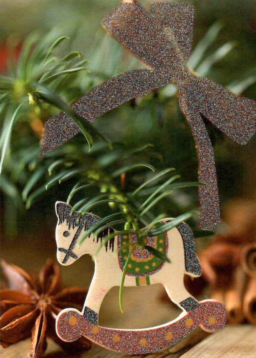 Weihnachtspostkarte mit Schaukelpferd und Glimmer - ohne Text, ideal für festliche Grüße