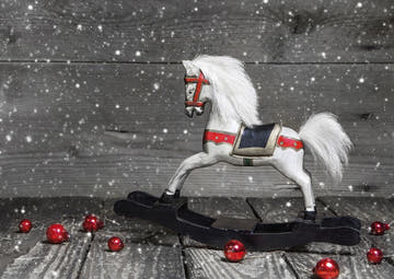 Weihnachtspostkarte mit weißem Schaukelpferd - Festliche Grüße zur Weihnachtszeit