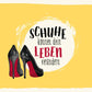 Witzige Postkarte mit Spruch: Schuhe verändern dein Leben – High Heels Design auf gelbem Hintergrund für Modefans