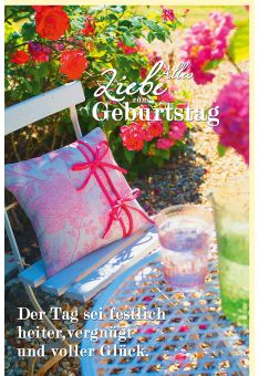 Geburtstagskarte Sommer auf dem Land Stuhl mit Zierkissen, Tisch mit Gläsern, dahinter Blumen
