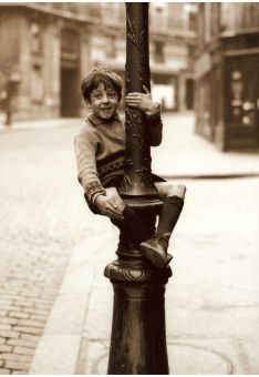 Postkarte im Retrostil Montmartre Boy