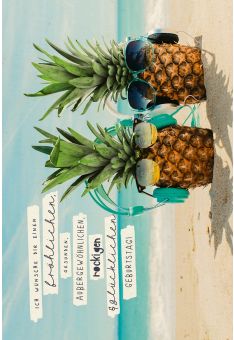 Postkarte Geburtstag Zwei Ananas mit Sonnenbrille und Kopfhörern im Sand, Zuckerrohrpapier