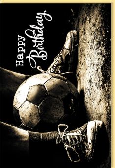 Geburtstagskarte für Männer Fußball zwischen Füßen