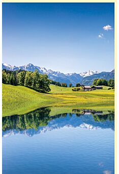 Fotogrußkarte Landschaften See vor Wiese und Gebirge