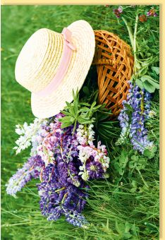 Blankokarte ohne Text, Blumen im Korb, Strohhut