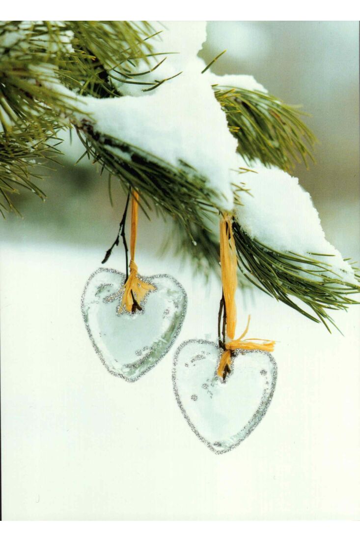 Weihnachtspostkarte zwei Herzen hängen im Tannenbaum