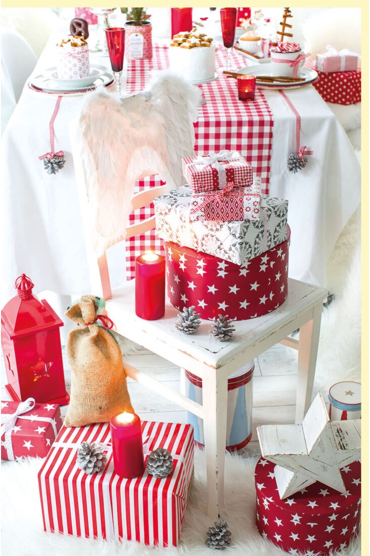 Weihnachtskarte Fotomotiv Stuhl weiß Geschenke rot