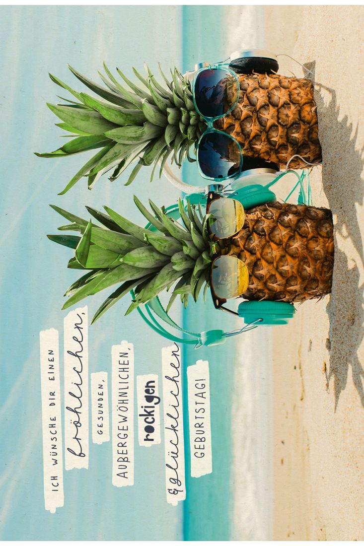 Postkarte Geburtstag Zwei Ananas mit Sonnenbrille und Kopfhörern im Sand, Zuckerrohrpapier